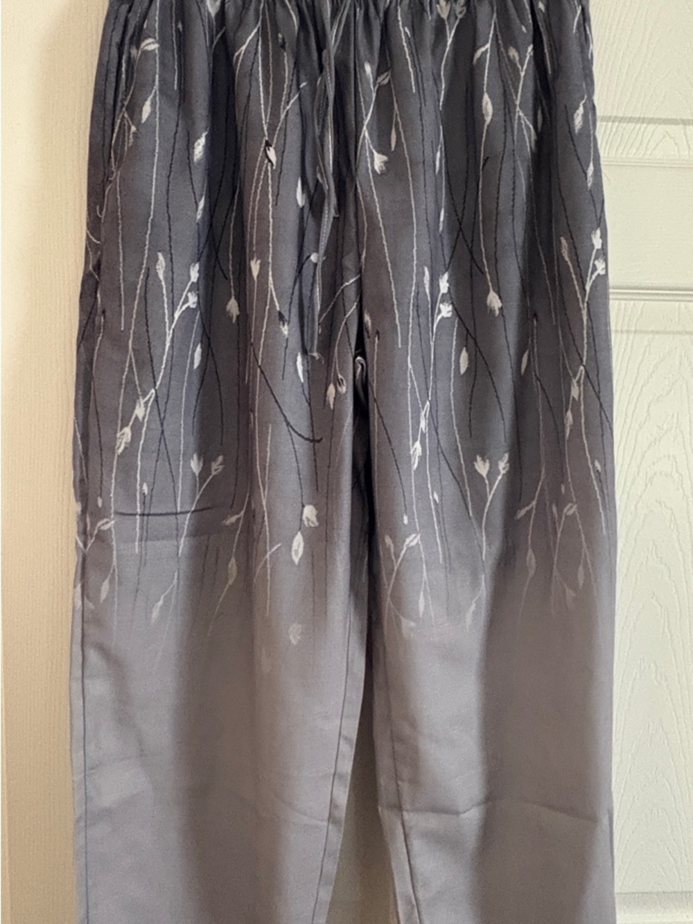 NEW w/o tags. Women's Relaxed Drawstring Pants - Gray Ombré Floral Print